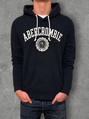 Abercrombie & Fitch Hoodie  - Abercrombie & Fitch Hoodie - storlek: S - väldigt gott skick - lite tunnare - vid frågor hör av er! Först till kvarn!