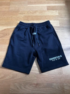 Svarta shorts Essentials Fear of God - Svarta shorts från Essentials i storlek S endast testade skickar inom 24g
