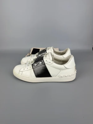 Valentino Open Sneaker Metallic Black | 41 - Välanvända sneakers i gott skick. Metallic black, storlek 41, dustbag och kort medföljer.