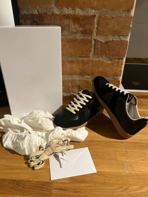Maison Margielas - Riktigt feta Maison Margiela gats i storlek 41. Skorna är inte använda alls och passar perfekt att köpa nu när sommarn tar slut! Med skorna medföljer dustbags, mm kuvert, extra snören och såklart box. Skorna skickas snabbt!