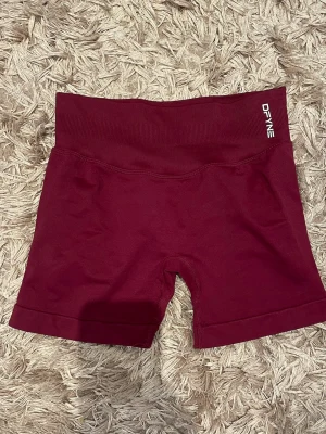 Mörkröda gymshorts Dfyne - Jättesnygga träningsshorts från Dfyne som sitter jättebra. De är i modellen ”impact” och längden 4.5”. Endast använda 2 gånger💞