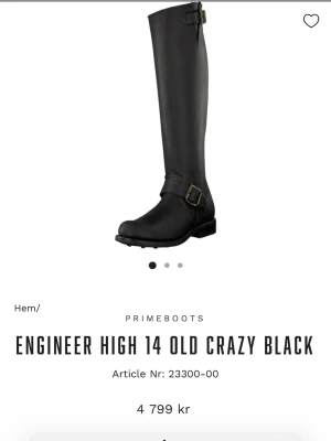 Svarta höga läderstövlar Primeboots - Snygga svarta höga stövlar från Primeboots i äkta läder. Modellen har två dekorativa spännen i metall, ett vid ankeln och ett upptill. Klassisk och stilren design som passar till många olika outfits. 
