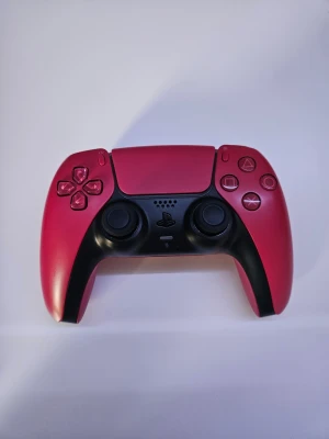 Ps5 kontroll - Snygg röd PlayStation 5 DualSense handkontroll med svarta detaljer. Ergonomisk design med greppvänliga handtag, klassiska PlayStation-knappar och två analoga spakar. Tillverkad i slitstark plast och passar perfekt för gaming på PS5. Är typ som nu allt fungerar perfekt. Priset kan diskuteras