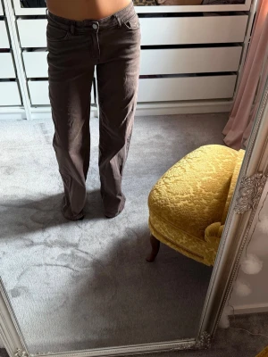 Bruna vida lågmidjade jeans - Super fina bruna lågmidjade jeans. Dom är aldrig använda då jag tog fel storlek!🩷 dom är i storleken 26/32🩷