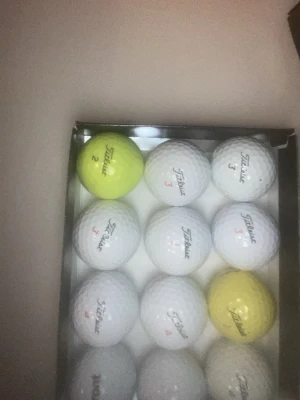Golfbollar Titleist  - Säljer ett set med Titleist balandade golfbollar perfekt för dig som vill spela med kvalité och klassiska bollar.