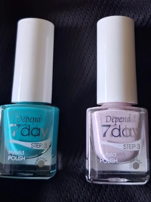 Depend 7day Nagellack  - Två Depend 7day Hybrid Polish nagellack i fyrkantiga flaskor. Ena lacket är turkost och det andra är ljuslila. Båda har vita korkar och är märkta med 'STEP 3'. Perfekt för dig som vill ha långvarig färg på naglarna.