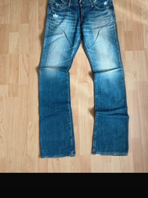 Japanska bootcut - PRPS Bootcut Jeans – Made in Japan 🇯🇵  Vintage PRPS bootcut jeans, tillverkade i Japan. Ca 20 år gamla med riktigt snygg vintage-wash och naturligt slitage som ger dem mycket karaktär.  Mått: sitter som 31 midja och 32 längd 	•	Midja: 41 cm (liggande) 	•	Längd/outseam: ca 110 cm 	•	Bootcut/utsvängd passform  Japansk vintage-PRPS i en klassisk blå wash. Perfekt om man gillar äldre denim och en mer unik bootcut-silhuett.   Priset är inte hugget i sten vid snabb affär😁