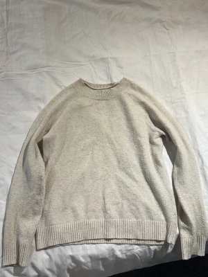 Beige stickad tröja från Vero Moda - Mysig beige stickad tröja från Vero Moda. Passar perfekt till vardagen. Materialet känns mjukt och bekvämt. 