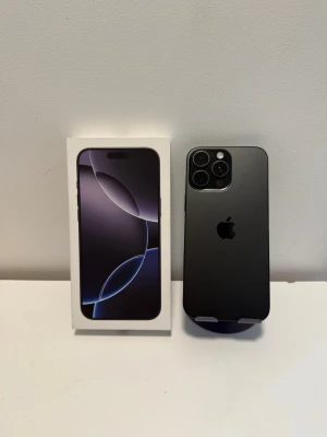 iPhone 16 pro max toppskick - Säljer min gamla telefpn då jag har uppgraderat, telefonen har alltid anvönts med skal och skärmskydd så båda baksidan och skärmen är stilredan, ramen har mikroskopiska märken som kanappt ses (inte skador bara färg) telefonen har en batterihälsa på 90% utloggad och redo