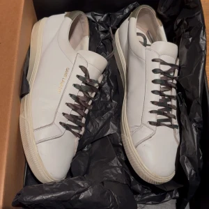 Saint Laurent Camo Skor  - Sjukt feta och sällsynta saint laurent sneakers!  camouflage snören och camo där bak, bra skick! Storlek 43. Hör av er vid frågor! Inga tillbehör medkommer