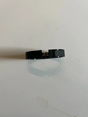 Svart metall armband  - Helt ny. Prisförslag vid snabbt köp, skickar paketet idag.