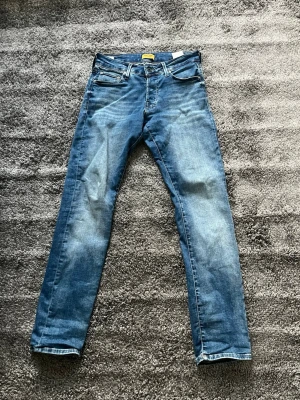 Jack & Jones ljusblåa jeans - Säljer ett par ljusblåa slim jeans från Jack & Jones. Modellen är slim/glenn i storlek W29 L32.    ❗️PRIS KAN DISKUTERAS❗️
