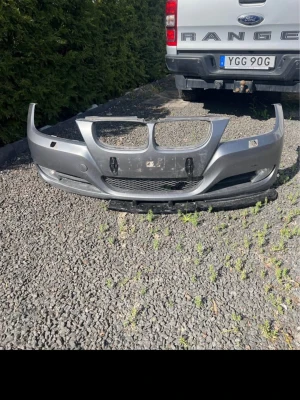 Främre stötfångare till bil, silver - Säljer en silverfärgad främre stötfångare till bil, troligen till en BMW. Tillverkad i plast med plats för grill och dimljus. Perfekt om du behöver byta ut din gamla stötfångare eller vill fixa till bilen.