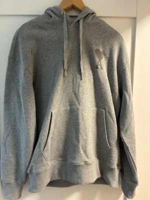 Ami Paris hoodie - Säljer nu denna snygga Ami Paris Hoodien i ett utmärkt skick. Storlek M. Hör av dig vid frågor!😊