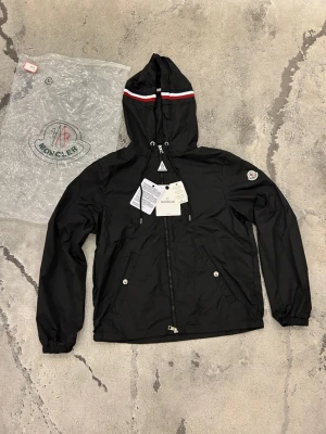Moncler windbreaker  - Svart Moncler Grimpeurs windbreaker i storlek L. NFC scan finns och alla orginal tags tillkommer. Skriv ifall ni undrar nåt!