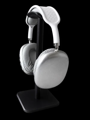 P9 PRO Max Stilrena silverfärgade over-ear hörlurar - Säljer ett par snygga over-ear hörlurar i silver och vitt. De har mjuka, vadderade kåpor och en bekväm båge med gummerad insida. Hörlurarna har knappar på sidan för enkel styrning och en modern, minimalistisk design. Perfekta för musik, gaming eller film.Säljes billigt då kartongen är skadad men har ingen inverkan på hörlurarna. 
