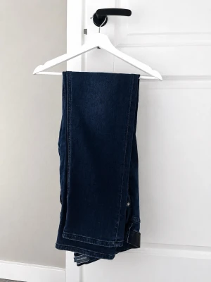 Mörkblå jeans från Dressmann oanvända  - Aldrig använda jeans, storlek 38/34