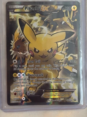 Pikachu EX Pokémonkort XY124 - Säljer ett Pikachu EX samlarkort från Pokémon, nummer XY124. Kortet har en glansig yta med motiv av Pikachu och Jolteon i bakgrunden. Text och effekter i silver och guld. Perfekt för dig som samlar Pokémonkort eller vill ha ett coolt tillskott till din samling. Ungraded säljs för 178$ därav priset! 