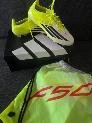 Adidas F50 Elite fotbollsskor - ⚽️ Adidas F50 Elite – stl 40 1/2 🤍 Säljer mina superfina Adidas F50 Elite då de tyvärr är för stora för mig. Kan inte lämna tillbaka dem, så säljer dem vidare istället! De är endast testade 1 gång och är därför i princip helt nya. Inga skador eller märken.