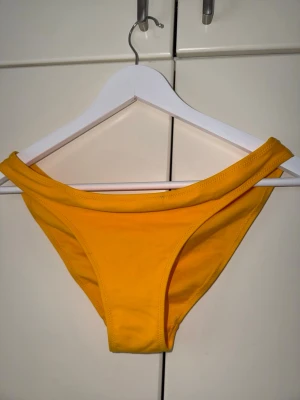 Gula bikiniunderdelar i enkel modell - Snygga bikiniunderdelar i en klar gul färg. 