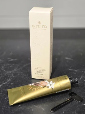 Rituals Intuitia body exfoliator  - Limited edition, slutsåld!Intuitia luminous body exfoliator från Rituals i en lyxig guldfärgad tub med svart lock. Förpackningen har elegant design med sol- och blomdetaljer. Kommer med originalkartong och tubnyckel för enkel användning.