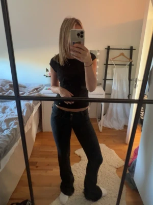 Svarta bootcut jeans från Cheap Monday - Lite slitna vid slutet av byxorna!  Jag står inte för frakt, tar gärna emot bud under det satta priset för kompromiss!💗   Allt jag säljer är i stort sätt i nytt skick för ett lägre pris, kolla in resten av mina artiklar i min profil!