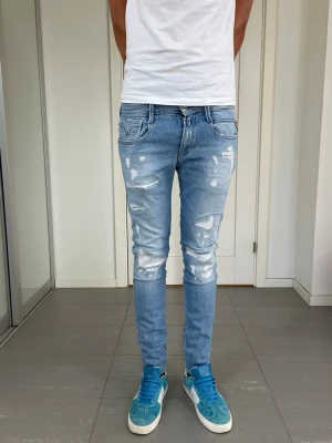 Replay Anbass Jeans  - Säljer nu dessa Replay Anbass Jeans med snygga slitningar i populär design, W28 o L30 med mått ca 36 o 100 cm. skriv för fler bilder/frågor🙌🏼