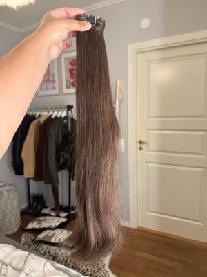 Löshår-Butterfly Weft - Helt nytt Butterfly Weft-löshår från Milea Extension, köpt via deras Instagram.  Håret är helt oanvänt och i originalskick. Som man kan se på bilderna sitter gummibanden fortfarande kvar, vilket visar att det aldrig har använts.  Information:  * Butterfly Weft * Längd: 55 cm * Vikt: 150 g * Färg: Mörkbrun * Skick: Helt nytt  Nypriset idag är 4 295 kr. Jag säljer det eftersom jag har bestämt mig för att inte använda löshår längre och färgen blev tyvärr inte rätt för mig.   Säljer för 3800‼️