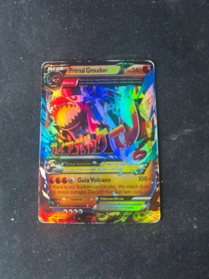 Primal Groudon EX - Säljer ett färgglatt och holografiskt Pokémonkort av Primal Groudon EX med 240 HP. Kortet har en cool design med starka färger och attacker som Gaia Volcano. Perfekt för samlare eller Pokémonfans!