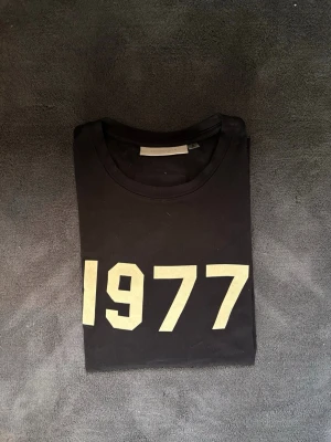 Essentials 1977 - Säljer en essentials t shirt 1977 i storlek S! Tröjan är använd ett par gånger men väl tagits hand om! Skick 9/10! 