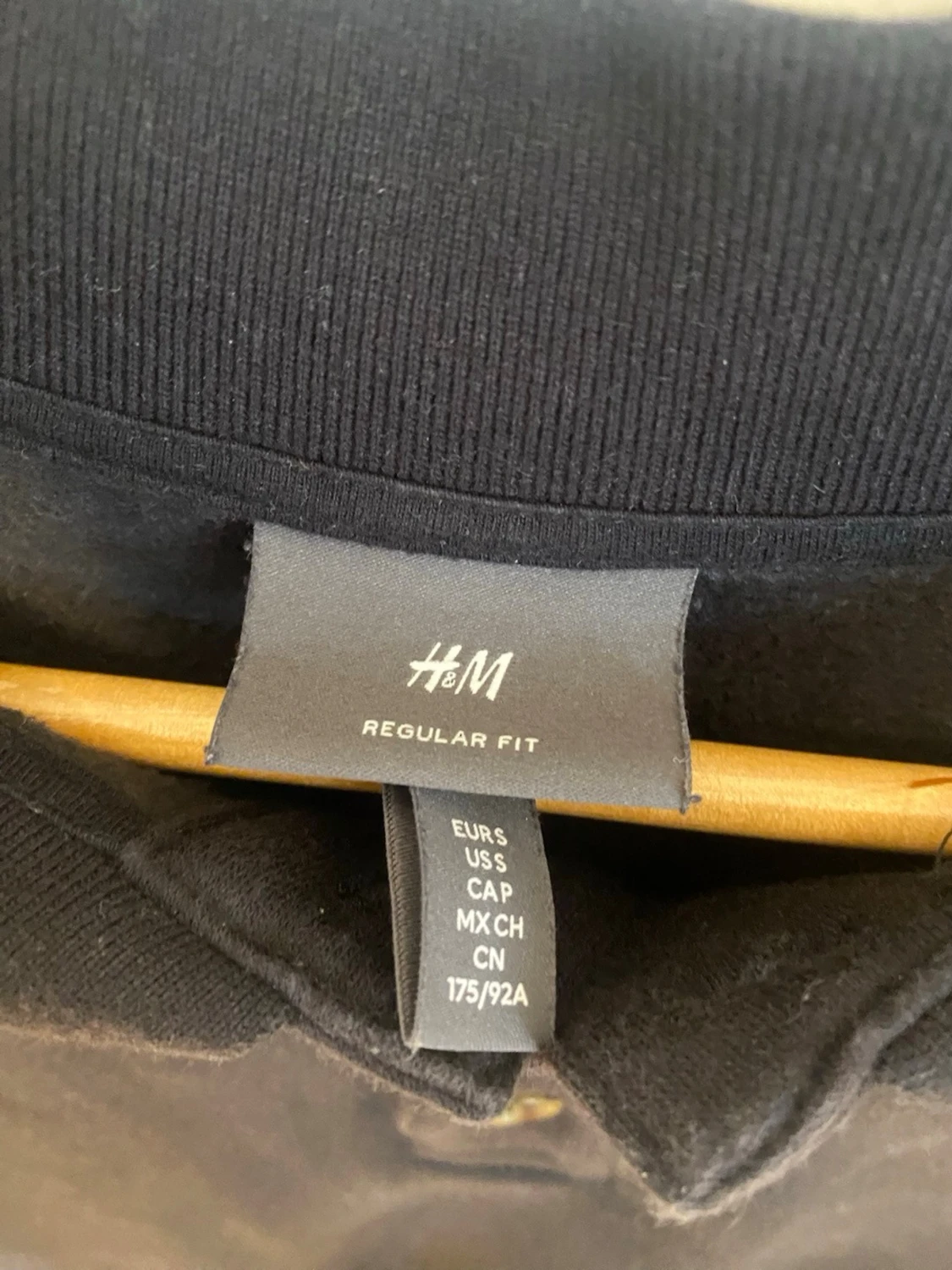Svart långärmad polotopp med knappar - 3