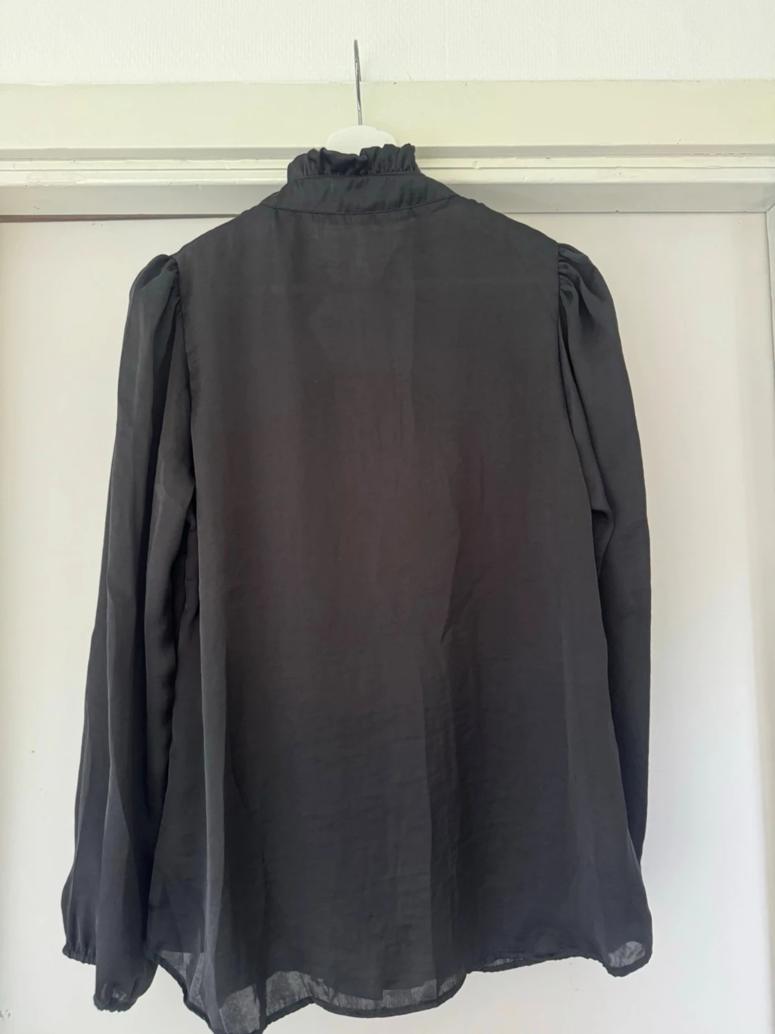 Svart blus med volangdetaljer - 3