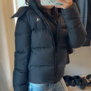 Calvin Klein jacka - Svart puffig jacka i strl M från Calvin klein.                                  Använt fåtal gångern men  är som helt ny