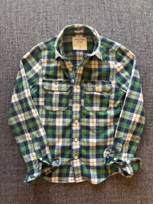 A&F flanellskjorta ~ sällsynt  - Sjukt eftertraktad Abercrombie & Fitch flanellskjorta ~ vintage modell | st S | färg grön/vit | klassisk passform | sällsynt 2000’s modell | OBS kan gå ner lite i pris vid snabb affär! 🏄