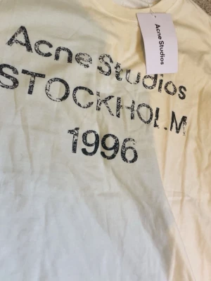 Acne studio T-shirt  - Riktigt fett acne studio t shirt i storlek M. Den är helt oanvänd och har färgen vit. 