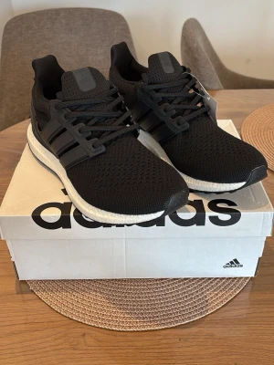 Adidas Ultraboost 1.0 - Adidas Ultraboost 1.0, Skick: 10/10 – helt oanvända, kommer med originalbox. Vid frågor eller intresse, skicka gärna ett DM.