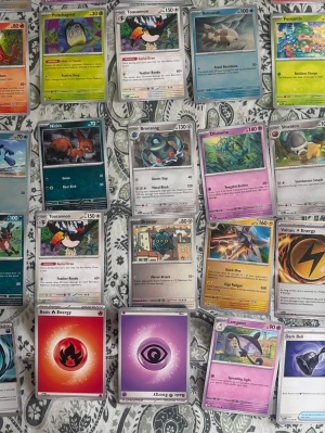Pokémonkort samling - ÄKTA!! Säljer nu min Pokémon samling från Pitch Black. Basic 32st, Stage 1 24st, Stage 2 7st, Basic Energy 8st, Special Energy 2st, Item 6st, Pokémon tool 1st. Perfekt för samlare eller dig som gillar Pokémon världen.
