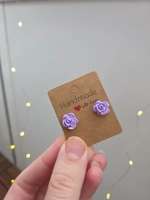 Lila rosformade örhängen - Supersöta handgjorda örhängen i form av lila rosor. De är små och diskreta, en perfekt liten färgklick. Gjorda för hand av mig i polymerlera. 