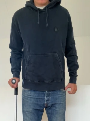 Mörkblå Nudie Jeans hoodie - Mörkblå Nudie Jeans hoodie sitter i strl M! Bra skick utan nåra defekter och hör gärna av er vid frågor elr funderingar!!