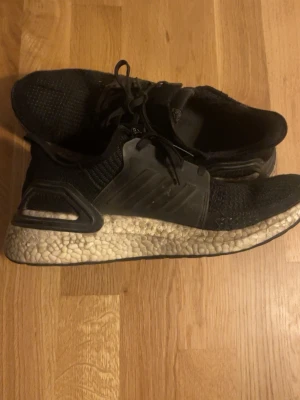 Adidas skor  - Ganska bra skick och lite småhål som e styckad annars funkar som det ska