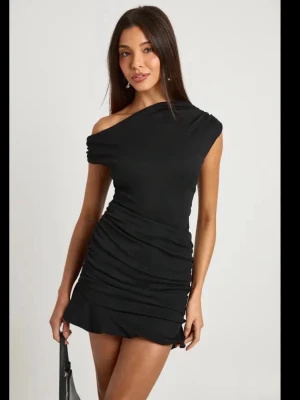Svart oneshoulder kortklänning - Snygg svart tajt klänning i storlek S skulle jag säga 🖤 lapp bortklippt så vet ej märke 💕