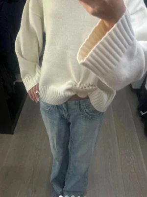 Ljusblå baggy jeans med raka ben - Säljer ett par ljusblå jeans med baggy passform och raka ben. Jeansen har klassisk femficksdesign och låg midja. Perfekta för en avslappnad och trendig look. Materialet är denim i bomull.