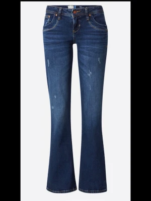 Mörblå lågmidjade bootcut jeans från LTB - Supersnygga mörkblå slutsålda lågmidjade bootcut jeans i storlek W27 L30💙                        Midjemått=39x2=78 cm                                        Innerbenslängd=75cm 