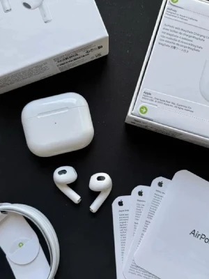 Air Pods 3 Gen Ny👇 - AirPods Pro - finns för 525 kronor $ ! Daglig frakt med posten . Upp till 9 timmars drift utan laddning Animering vid anslutning för ännu större komfort Visning av hörlursladdning direkt pa enhetens skärm 1:1kO piA Skriv till mig - jag svarar snabbt!