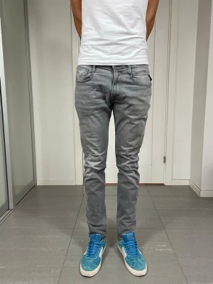 Replay Anbass Hyperflex Jeans - Säljer nu dessa Replay Anbass Hyperflex Jeans, W31 o L32 med mått ca 38,5 o 104 cm. skriv för fler bilder/frågor🙌🏼