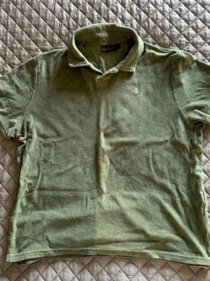Morris pike - Säljer nu denna morris piké i frotte. | Fint skick men har en liten blek rand på magen. | Delon Terry Jersey Polo Olive. | Nypris 1000 kr. | Storlek S. | Släng iväg en signal vid funderingar så svarar jag snabbt. | 