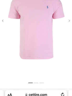 Ljusrosa t-shirt från Polo Ralph Lauren - En stilren ljusrosa t-shirt i bomull med korta ärmar och en liten blå logga broderad på bröstet. Perfekt för en avslappnad och trendig look. Klassisk passform och mjukt material som känns skönt mot huden. Finns inne nu i strl S. Skriv för mer bilder!!