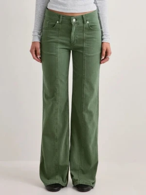 Gröna jeans  - Säljer ett par cargo jeans från nelly. Klassisk femficksmodell med synliga sömmar framtill och knappgylf. Perfekta för en trendig och avslappnad stil. Tillverkade i ett mjukt denimtyg. 