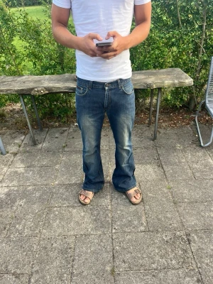 Blend bootcut jeans - Blend of America mörkblåa bootcut jeans med ljusa fades. Jättebra skick. W31 men pssar 32, längden vet jag inte men jag på bilderna är runt 187 skulle tro de passar 183-192. Skriv om du har fler frågor eller bara har en dålig dag!💗💯