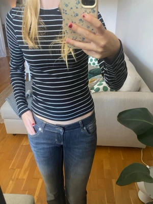 Svartvit randig långärmad topp - Randig topp i storlek S från BikBok. Figursydd och ribbad. Använd men i bra skick. 💞